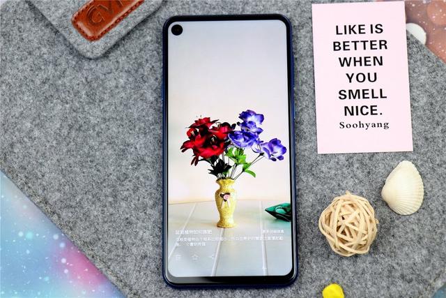 艺术般的“挖孔屏”，是技术实力的展现，还是寻求突破中的改变