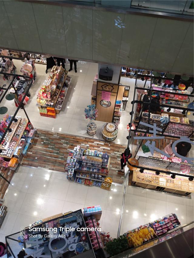 艺术般的“挖孔屏”，是技术实力的展现，还是寻求突破中的改变