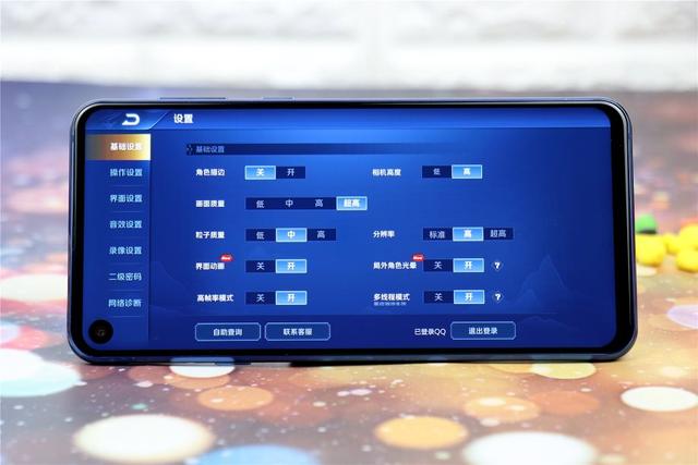 艺术般的“挖孔屏”，是技术实力的展现，还是寻求突破中的改变