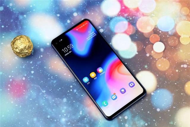 艺术般的“挖孔屏”，是技术实力的展现，还是寻求突破中的改变