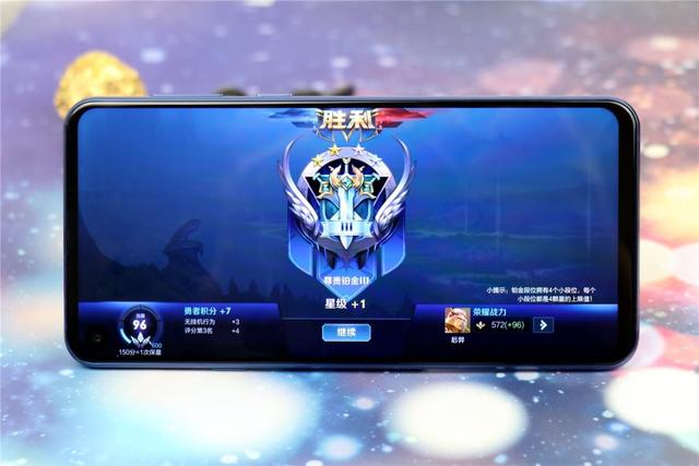 艺术般的“挖孔屏”，是技术实力的展现，还是寻求突破中的改变