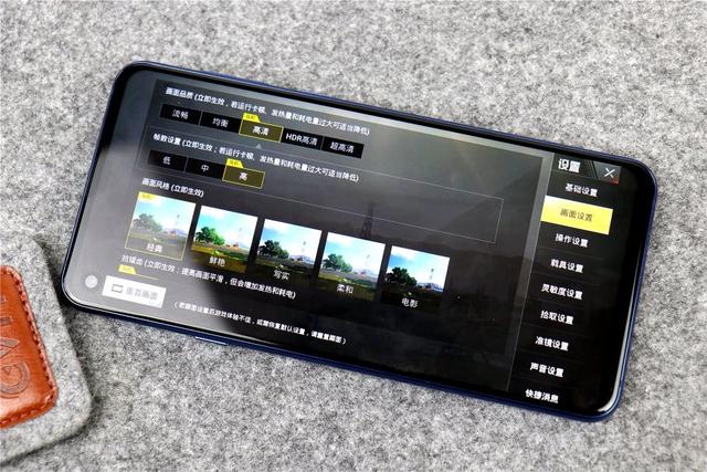 艺术般的“挖孔屏”，是技术实力的展现，还是寻求突破中的改变