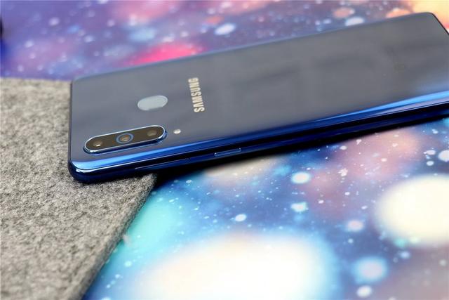 艺术般的“挖孔屏”，是技术实力的展现，还是寻求突破中的改变