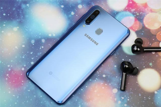 艺术般的“挖孔屏”，是技术实力的展现，还是寻求突破中的改变