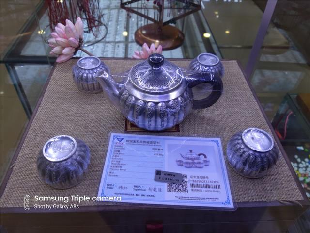 艺术般的“挖孔屏”，是技术实力的展现，还是寻求突破中的改变