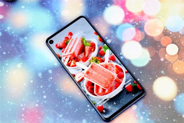 艺术般的“挖孔屏”，是技术实力的展现，还是寻求突破中的改变