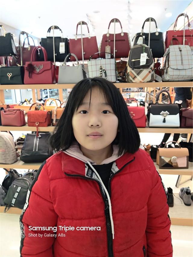 艺术般的“挖孔屏”，是技术实力的展现，还是寻求突破中的改变