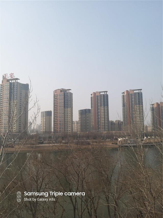 艺术般的“挖孔屏”，是技术实力的展现，还是寻求突破中的改变