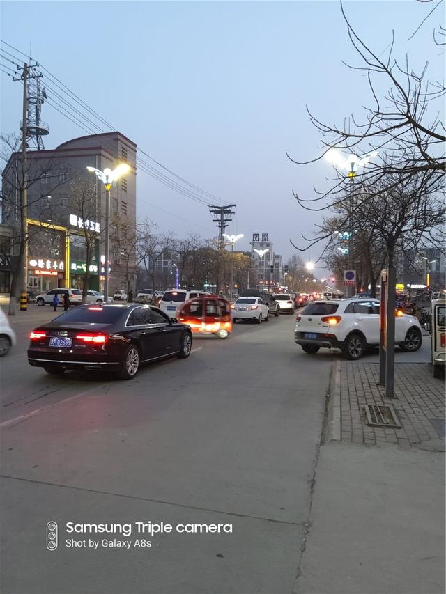 艺术般的“挖孔屏”，是技术实力的展现，还是寻求突破中的改变