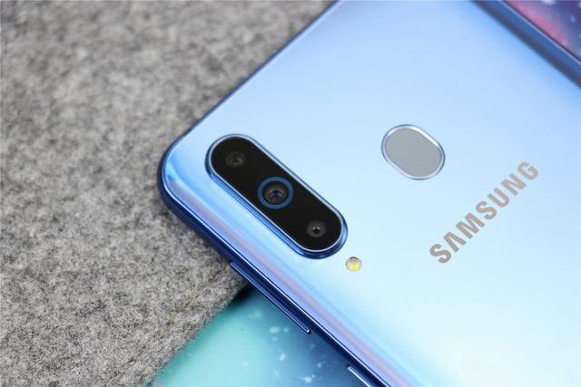 艺术般的“挖孔屏”，是技术实力的展现，还是寻求突破中的改变