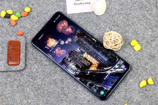 艺术般的“挖孔屏”，是技术实力的展现，还是寻求突破中的改变