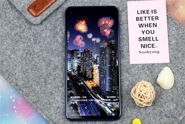 艺术般的“挖孔屏”，是技术实力的展现，还是寻求突破中的改变