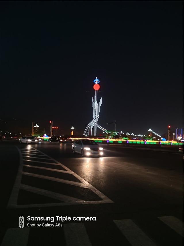 艺术般的“挖孔屏”，是技术实力的展现，还是寻求突破中的改变