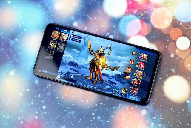 艺术般的“挖孔屏”，是技术实力的展现，还是寻求突破中的改变