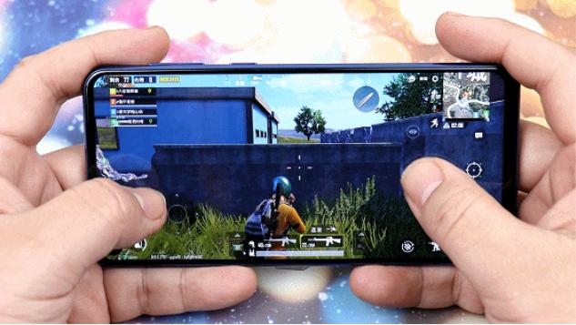 艺术般的“挖孔屏”，是技术实力的展现，还是寻求突破中的改变