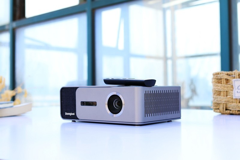 画面无感矫正，当贝投影仪F1C功能再升级，价格却更香