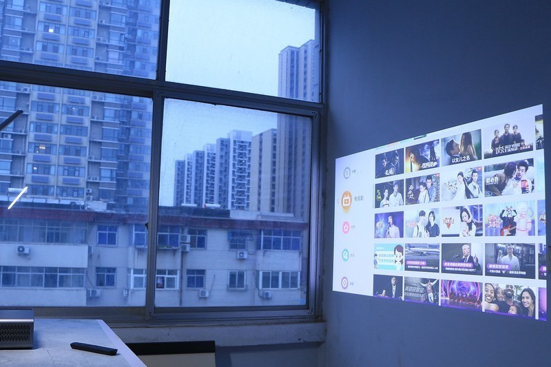 画面无感矫正，当贝投影仪F1C功能再升级，价格却更香