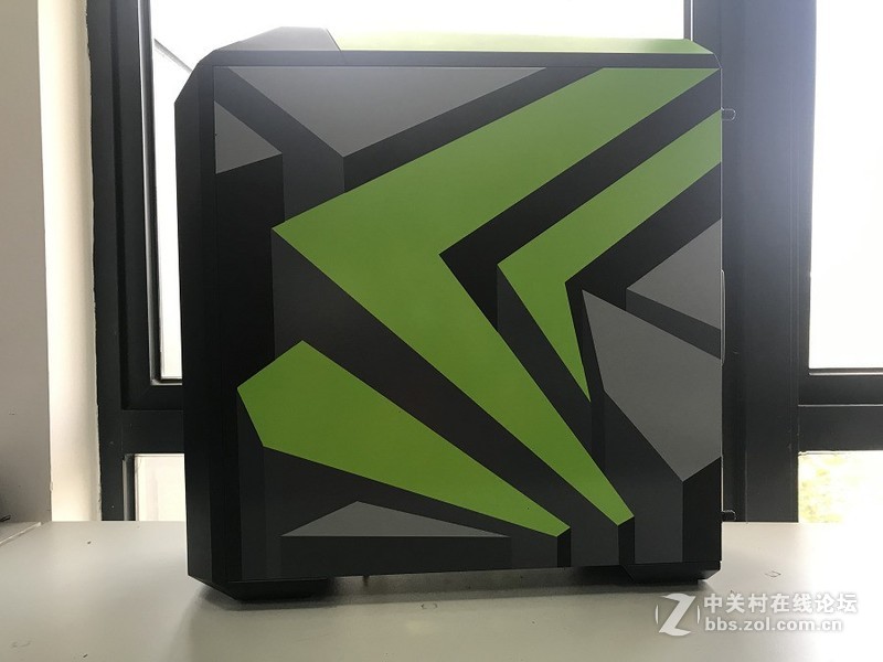 英伟达定制信仰机箱，顶级配置怼上