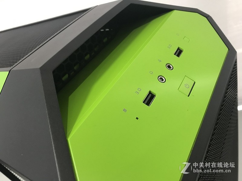 英伟达定制信仰机箱，顶级配置怼上