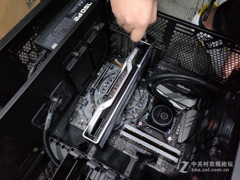 英伟达定制信仰机箱，顶级配置怼上