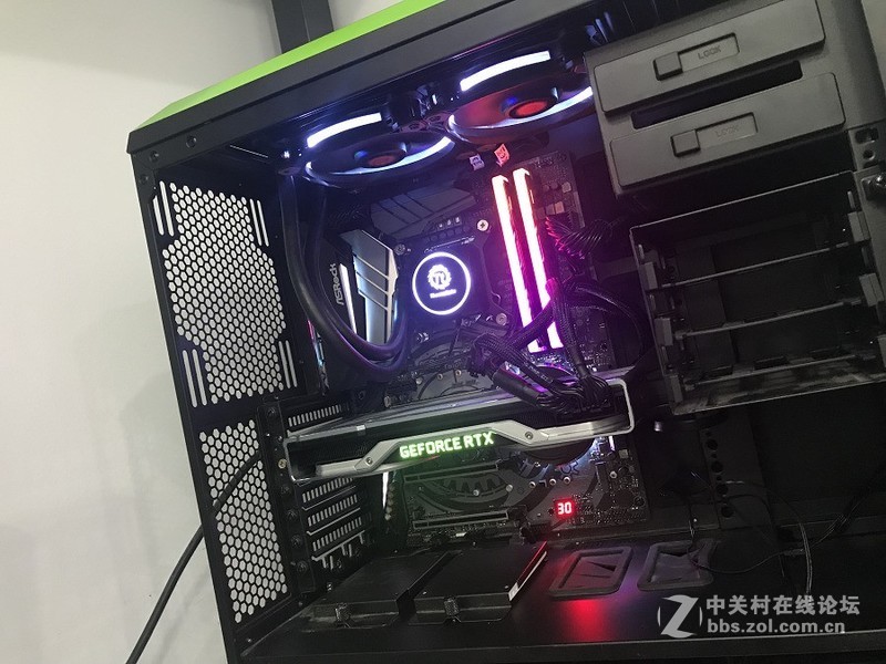 英伟达定制信仰机箱，顶级配置怼上