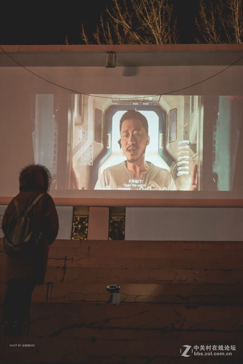 小姐姐户外实测：单手可拿，刁钻角度投射200寸，坚果微果i6居然很清晰