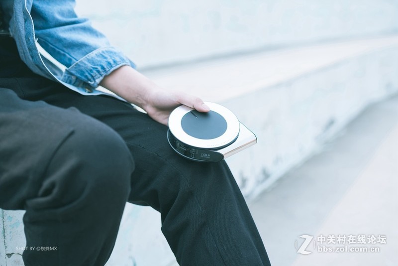 小姐姐户外实测：单手可拿，刁钻角度投射200寸，坚果微果i6居然很清晰