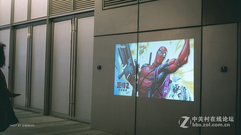 小姐姐户外实测：单手可拿，刁钻角度投射200寸，坚果微果i6居然很清晰