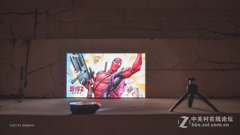 小姐姐户外实测：单手可拿，刁钻角度投射200寸，坚果微果i6居然很清晰