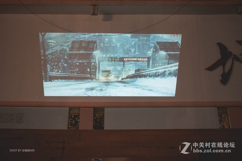 小姐姐户外实测：单手可拿，刁钻角度投射200寸，坚果微果i6居然很清晰