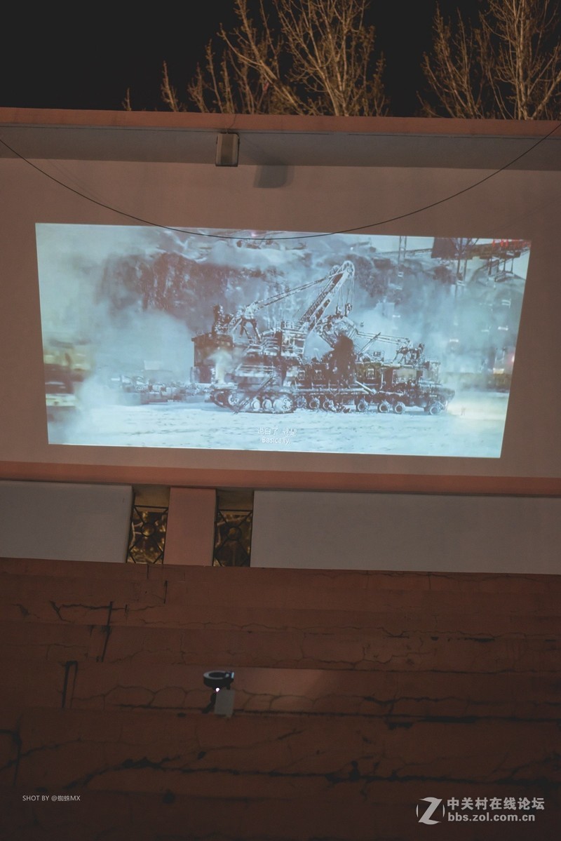 小姐姐户外实测：单手可拿，刁钻角度投射200寸，坚果微果i6居然很清晰