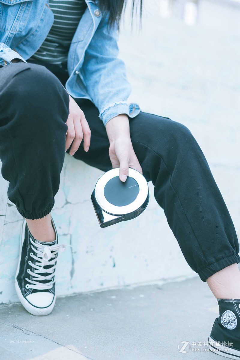 小姐姐户外实测：单手可拿，刁钻角度投射200寸，坚果微果i6居然很清晰