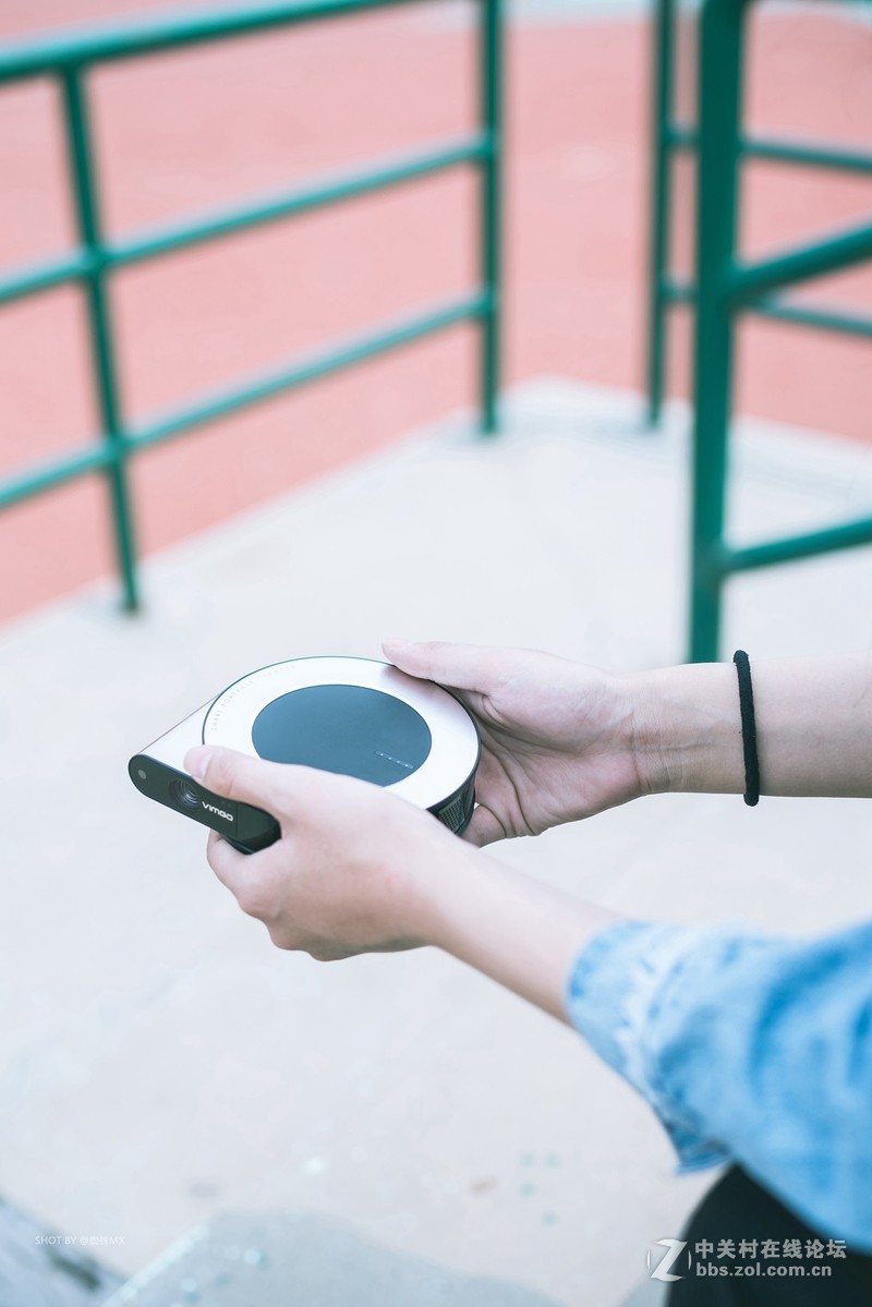 小姐姐户外实测：单手可拿，刁钻角度投射200寸，坚果微果i6居然很清晰