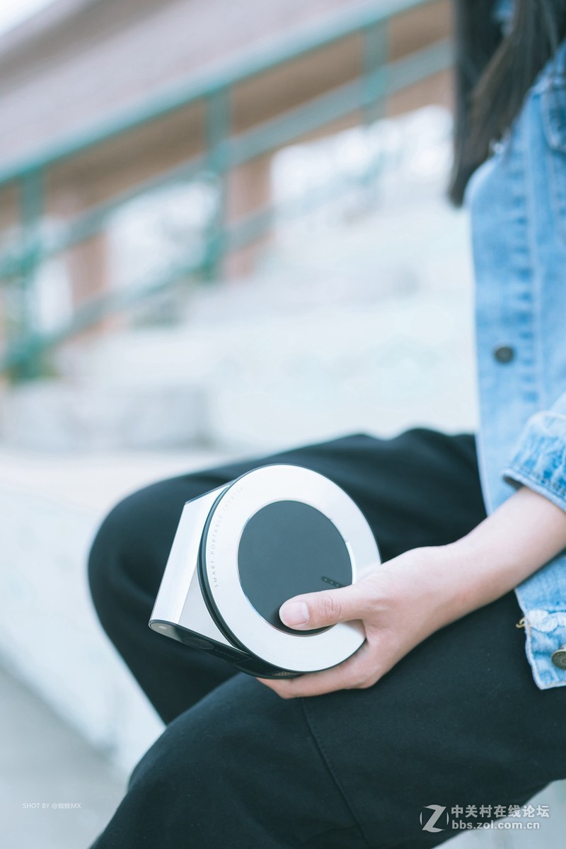 小姐姐户外实测：单手可拿，刁钻角度投射200寸，坚果微果i6居然很清晰