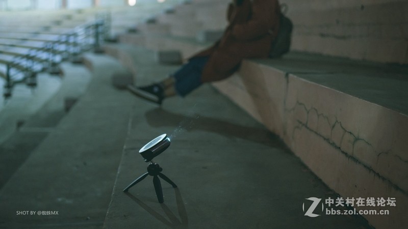 小姐姐户外实测：单手可拿，刁钻角度投射200寸，坚果微果i6居然很清晰