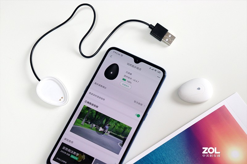 咕咚跑步精靈自帶一個磁吸式充電底座,另一頭usb插頭既可用充電頭供給