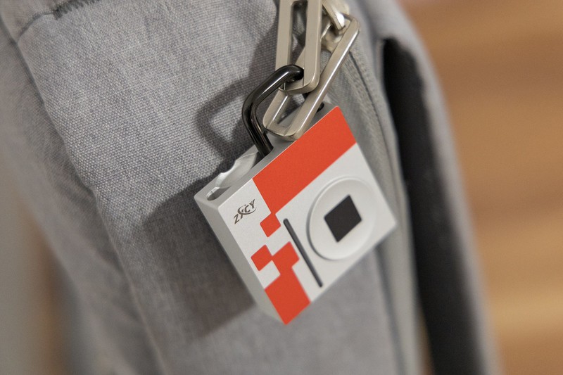 开锁不用钥匙和密码，按下指纹就行了，是不是很爽？