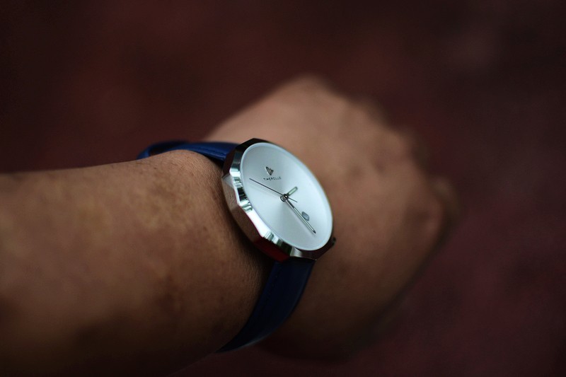 外观形态既是刻度 TIMEROLLS NUT系列十二角石英表