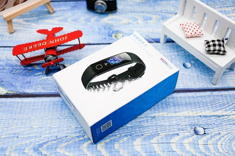 荣耀手环5全面评测：新增血氧饱和度检测功能，为健康保驾护航