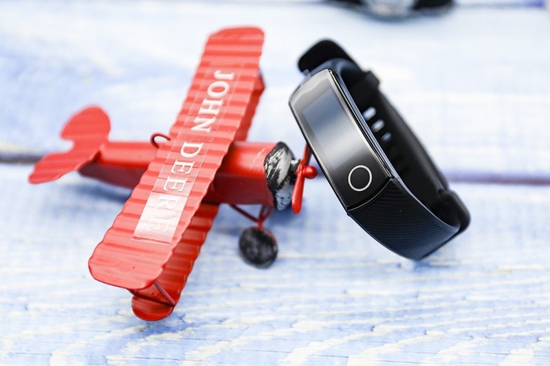 荣耀手环5全面评测：新增血氧饱和度检测功能，为健康保驾护航