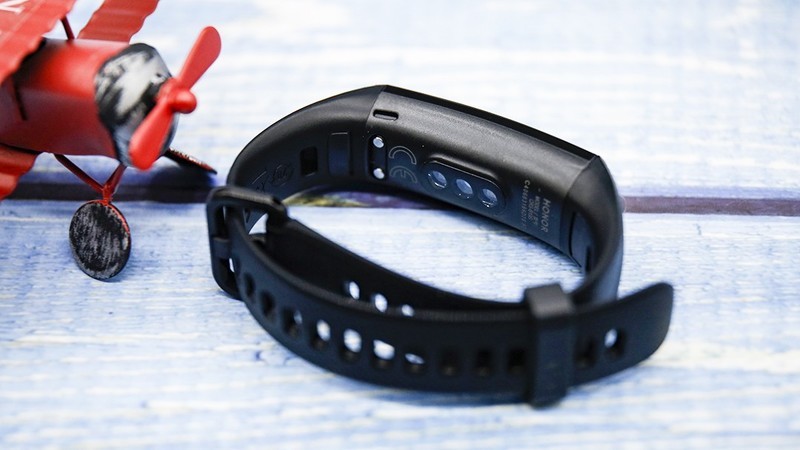 荣耀手环5全面评测：新增血氧饱和度检测功能，为健康保驾护航