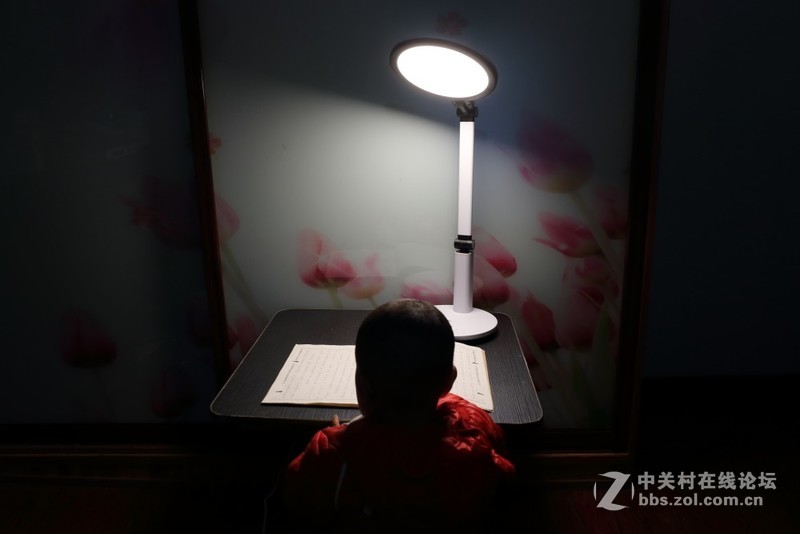 呵护孩子的明眸——孩视宝VL225A大面积柔光台灯轻体验