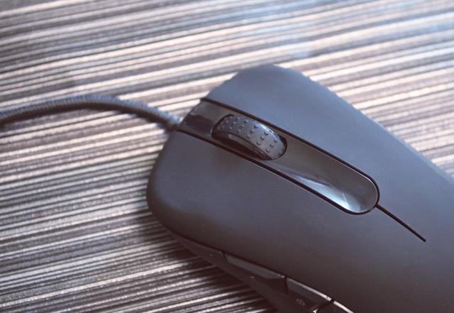 手感出色灯光炫，摩豹V100 RGB游戏鼠标上手体验