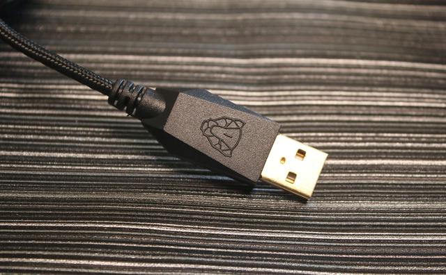 手感出色灯光炫，摩豹V100 RGB游戏鼠标上手体验