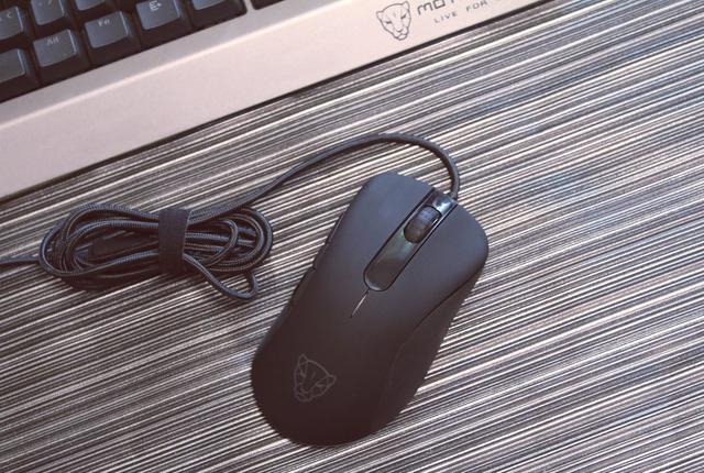 手感出色灯光炫，摩豹V100 RGB游戏鼠标上手体验