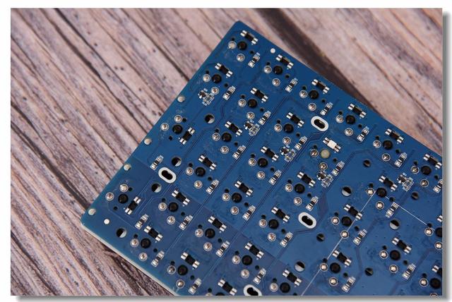 逼格满满—iQunix F96侧刻键盘之拆解评测