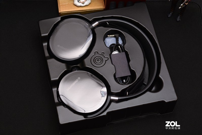 开黑队友话太多？赛睿这款带ChatMix功能的游戏耳机专治