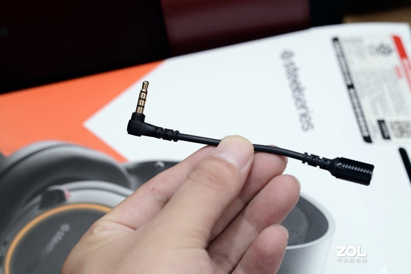 开黑队友话太多？赛睿这款带ChatMix功能的游戏耳机专治