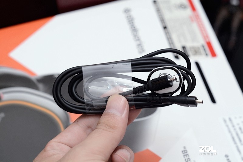 开黑队友话太多？赛睿这款带ChatMix功能的游戏耳机专治