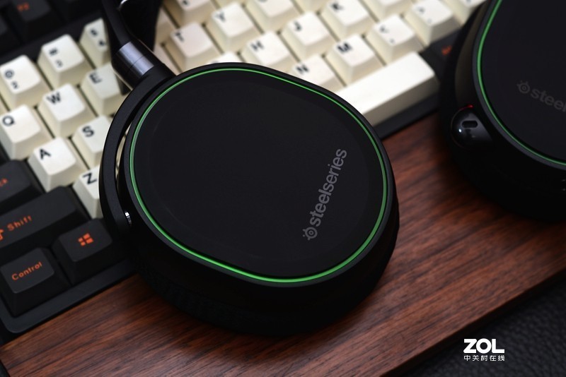 开黑队友话太多？赛睿这款带ChatMix功能的游戏耳机专治